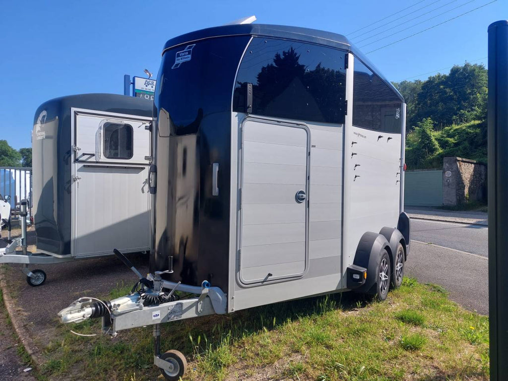 Van HBX511, spacious 2-horse trailer – 2019