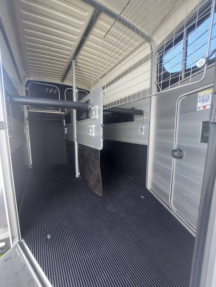 Van HBX511, spacious 2-horse trailer – 2019 – Image 8