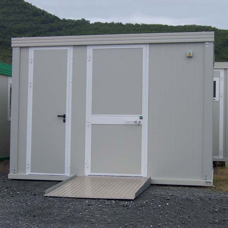 Bloc sanitaire PMR neuf avec WC PMR, lavabo PMR, WC standard et lave-mains